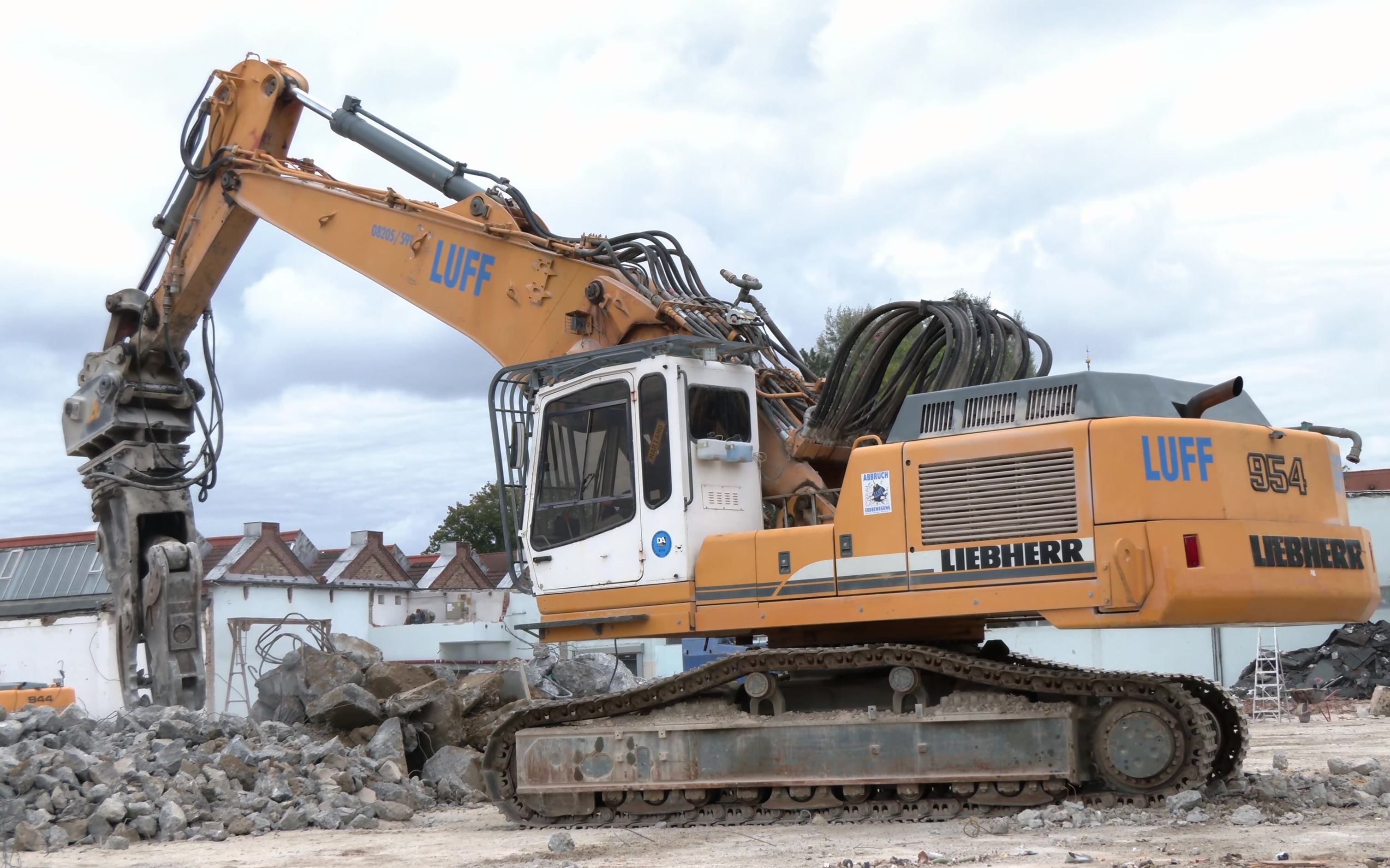 4k利勃海尔954b挖掘机粉碎建筑垃圾