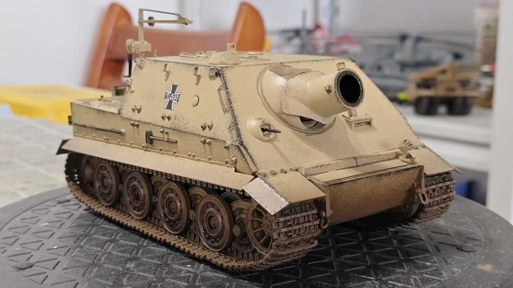 1/35突击虎少女与战车黑森峰涂装貌似有点超模了