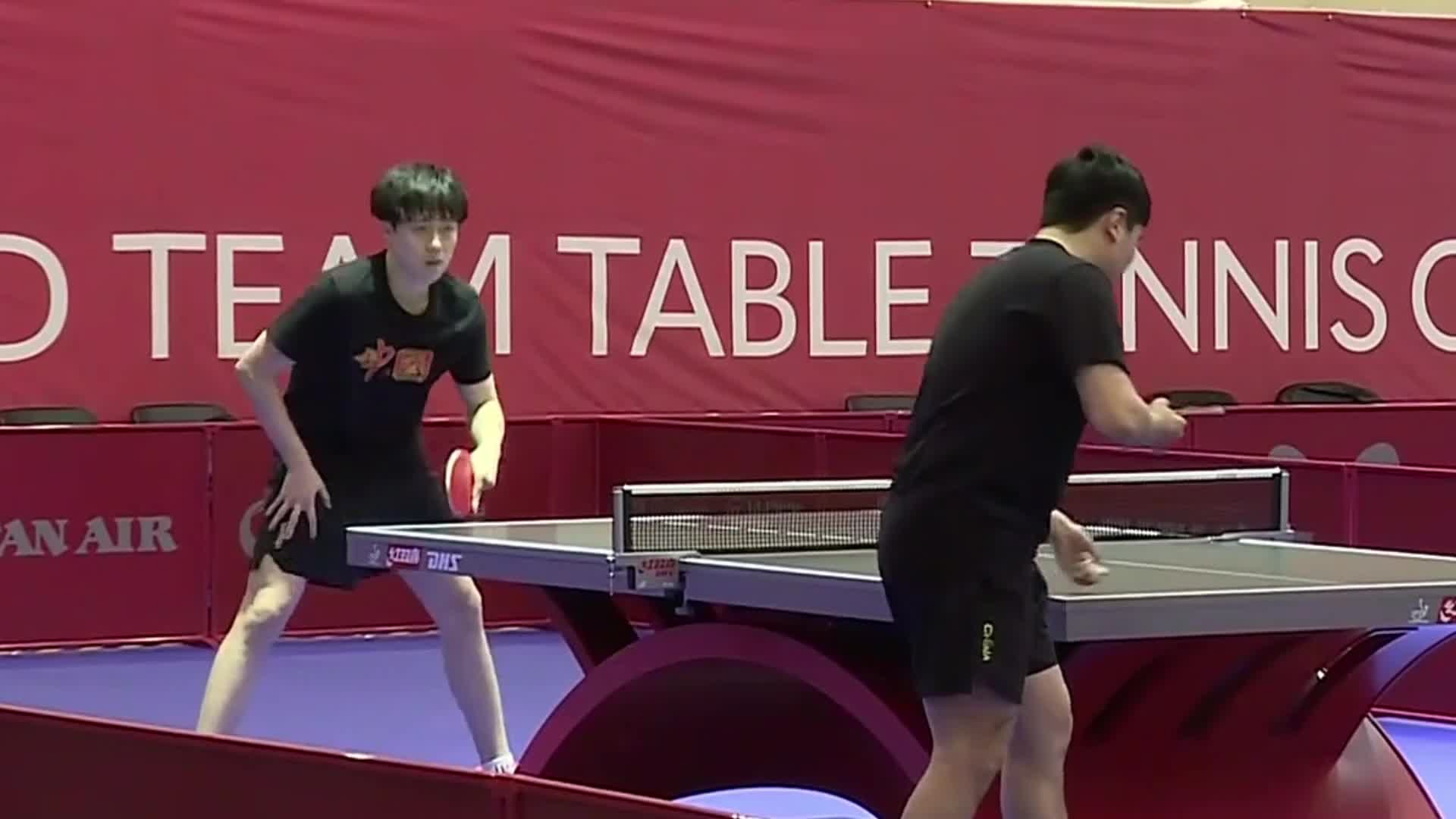 【釜山团体世乒赛·训练场】王楚钦梁靖崑对练round1