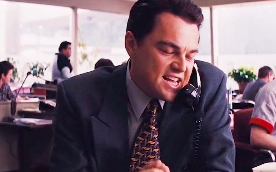 华尔街之狼小李子化身销售天才一分钟赚2000刀旁边同事都看懵了