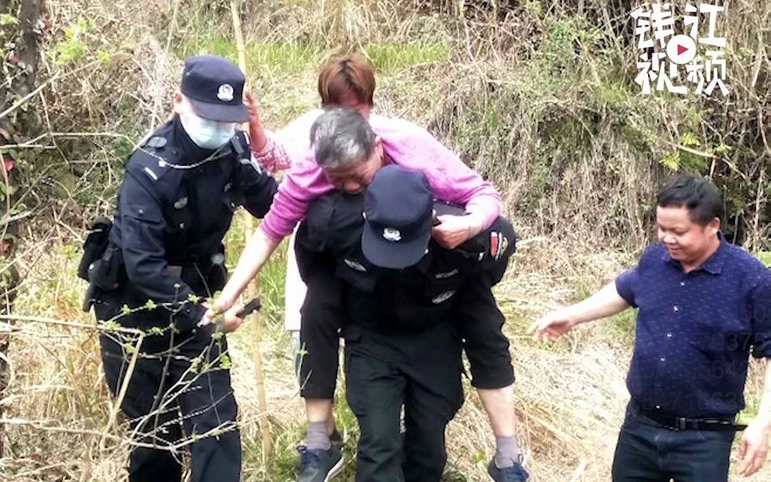 [图]阿婆上山扫墓体力不支，民警背起护送下山