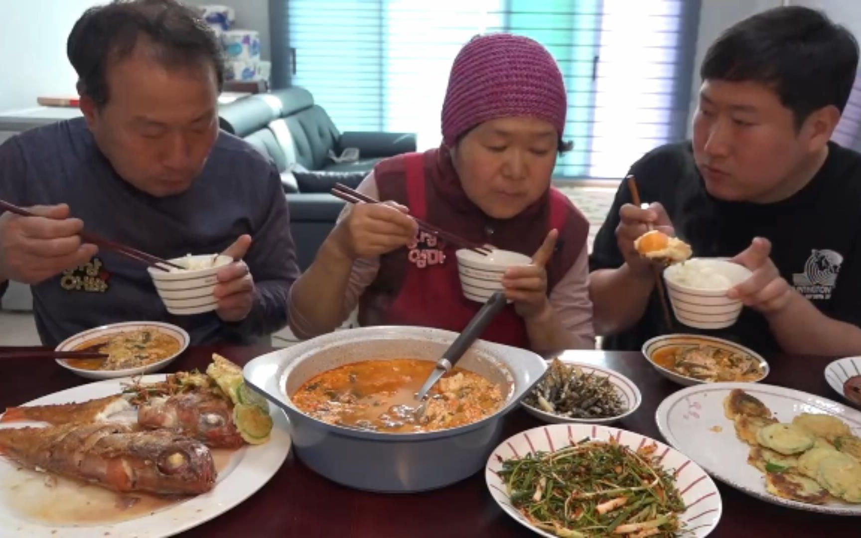 [图]【中文字幕】韩国兴森吃播：豆腐炖海贝，煎金眼石斑鱼，凉拌野蒜，南瓜煎饼