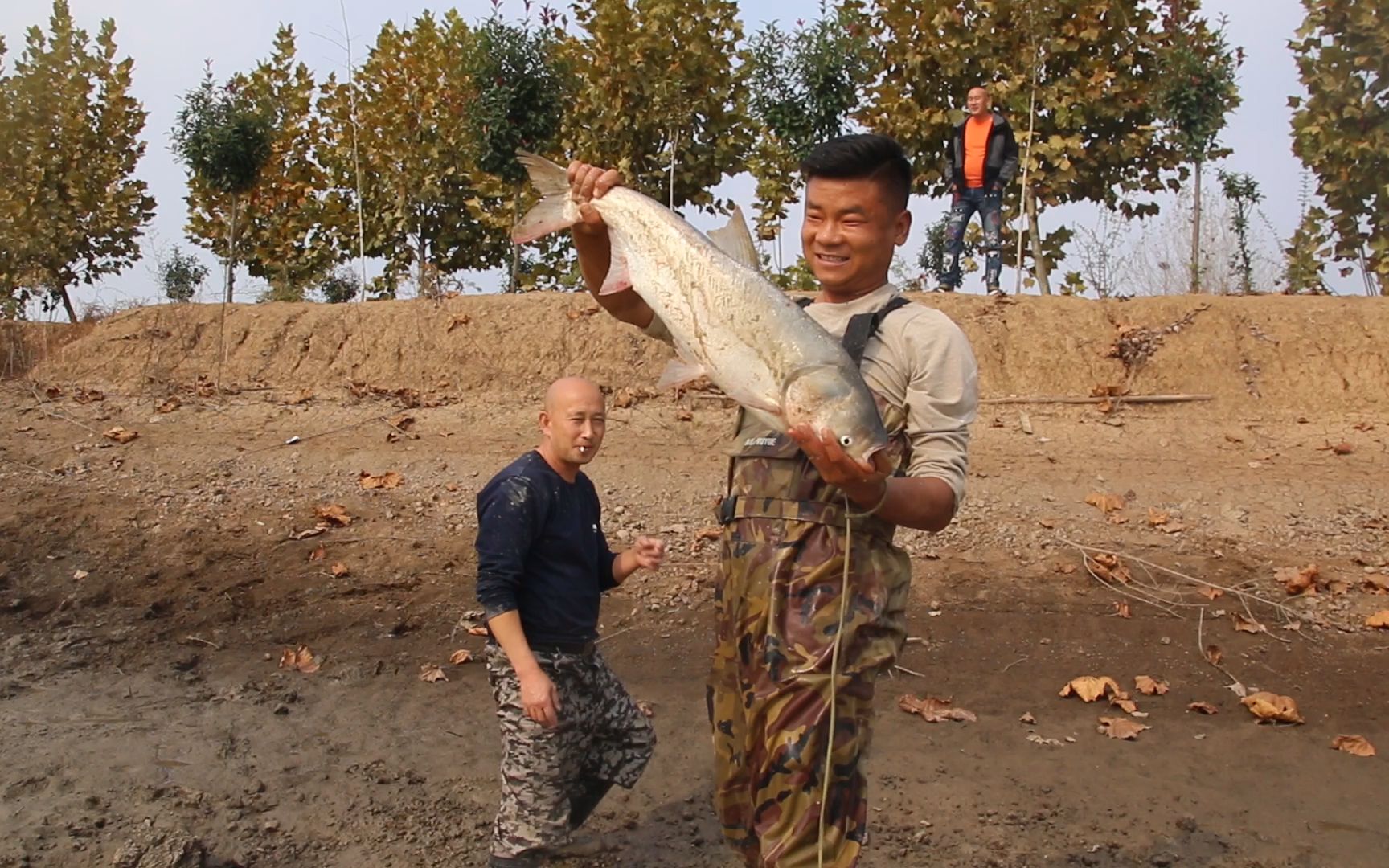 户外小猛哥:小猛哥真牛,一网罩住半个鱼塘,船撞的左右摇摆,20斤大货跑