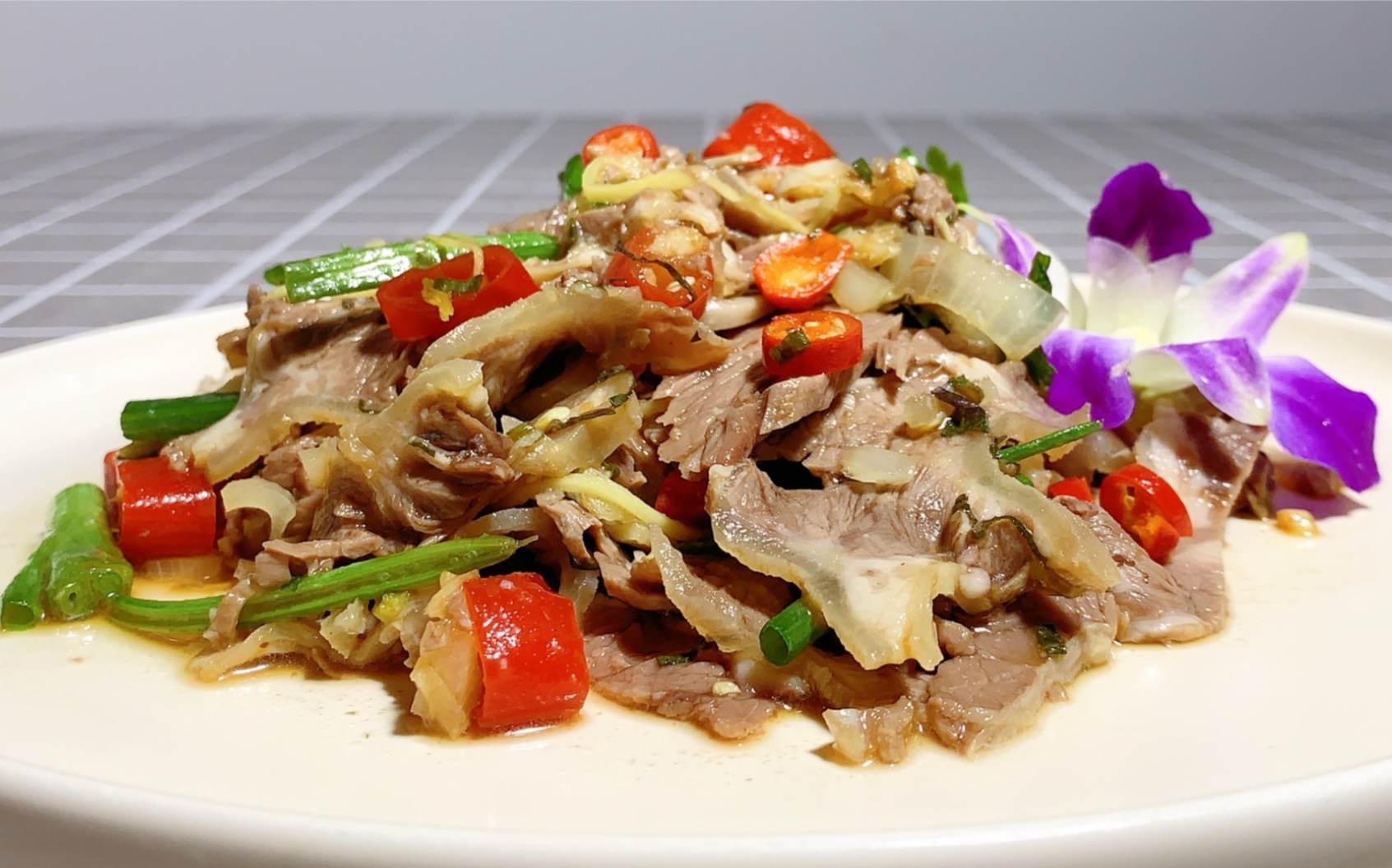 大厨教你一道水煮白切牛腩,制作方法简单让你吃出不一般的感觉,酸辣又