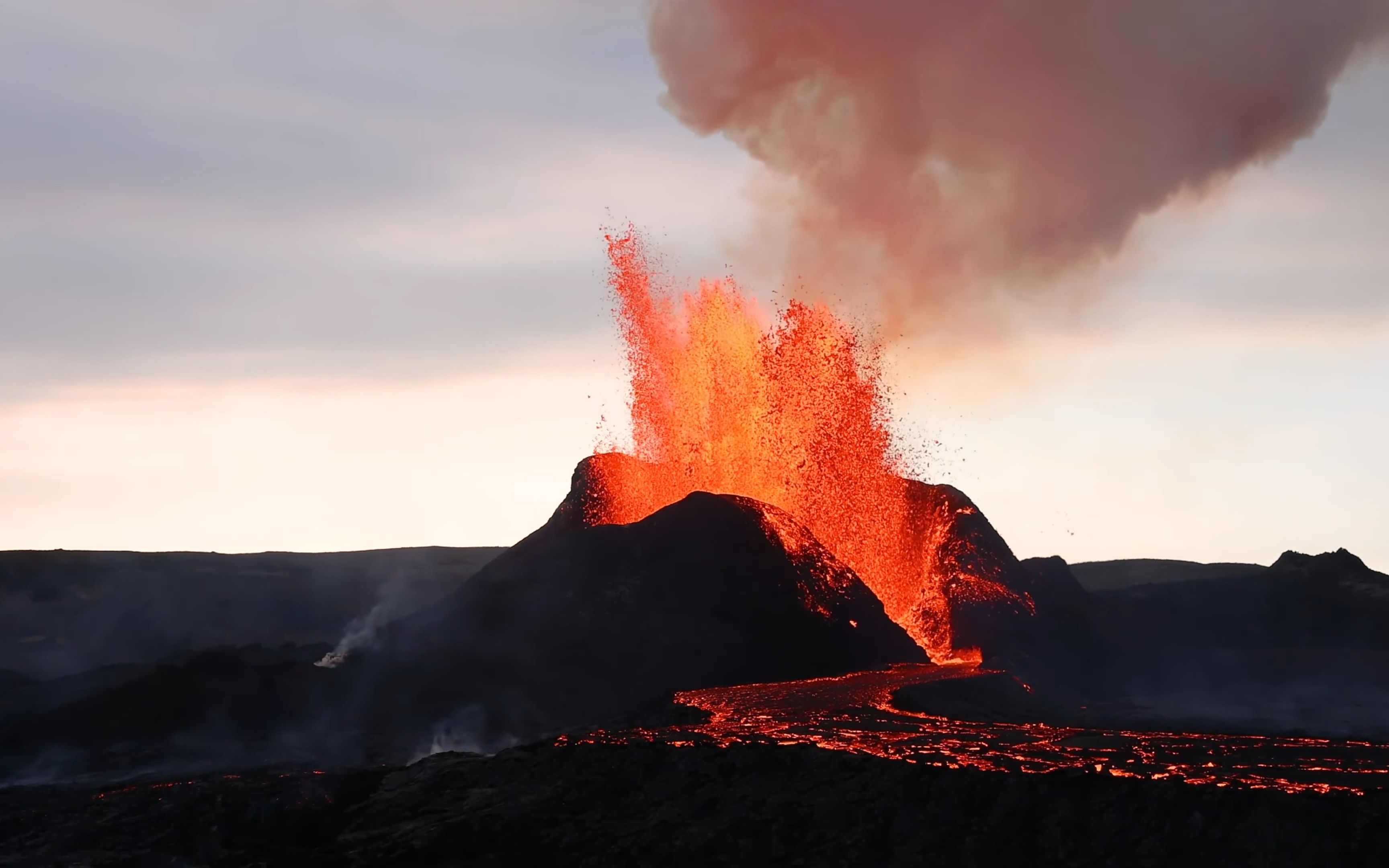 航拍壮观的火山 