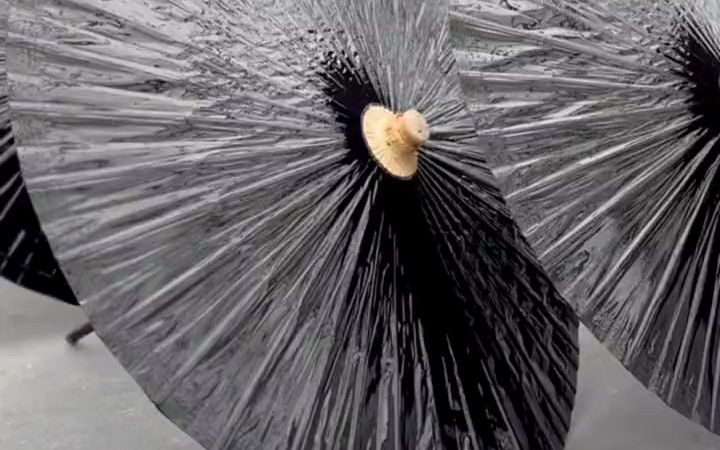 【伞绘】最近黑色油纸伞特别火,发到金华横店影视城的一批黑色油纸伞!