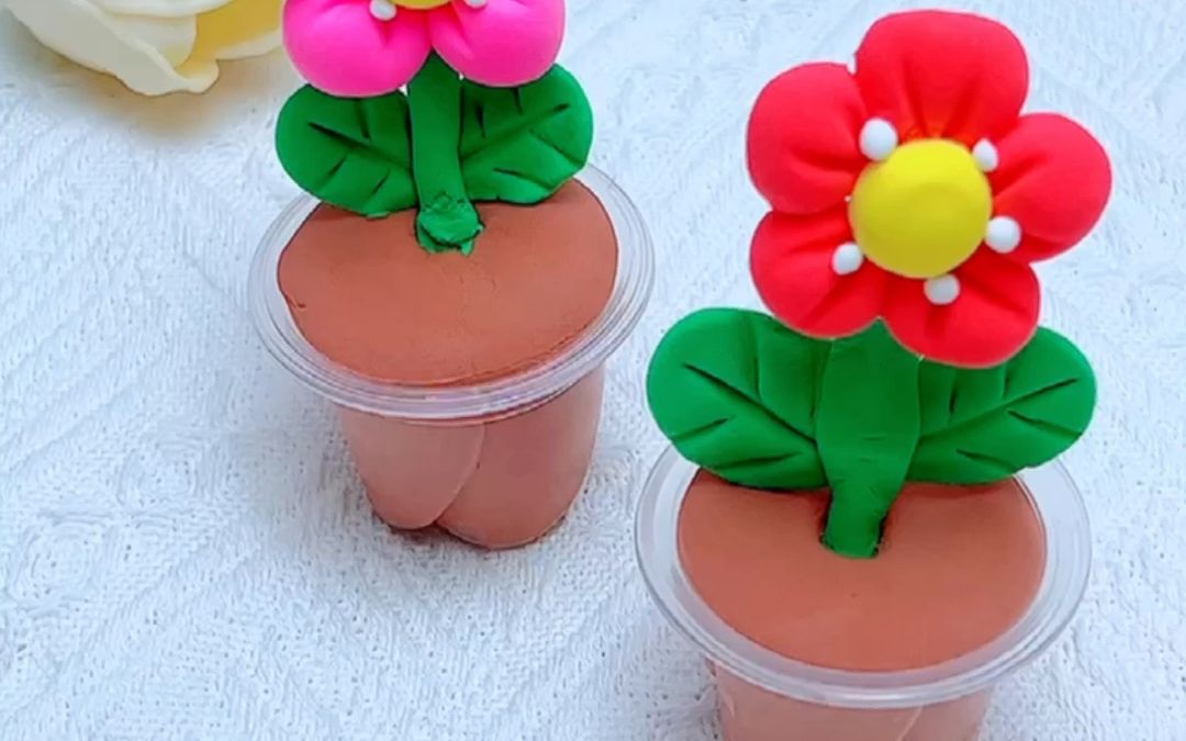 春天来了,用果冻壳制作好看的花朵小盆栽吧!#幼儿园手工