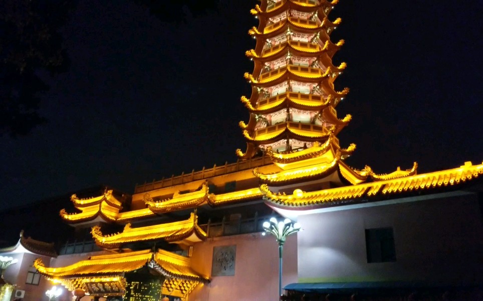 厦门观音寺晚上人流如织,只因为靠近sm城市广场,夜景很漂亮