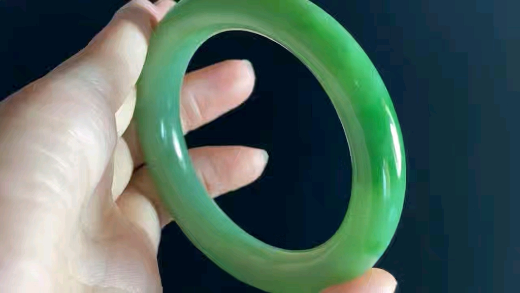 和田玉碧玉手镯55-56口径 老坑俄碧 白加绿色 古典圆镯 料子细腻油润