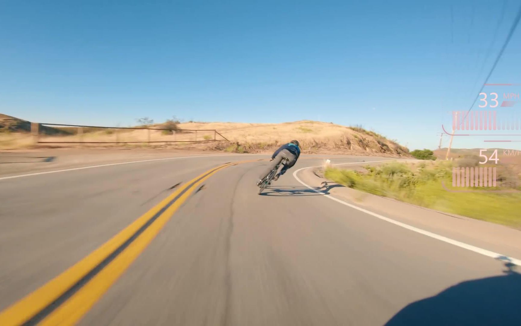 大叔开汽车追拍公路车高速过弯 大叔还活着,哈哈哈哈