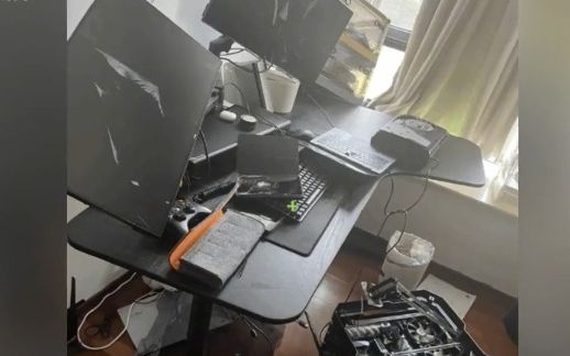 台式电脑被砸的图片图片