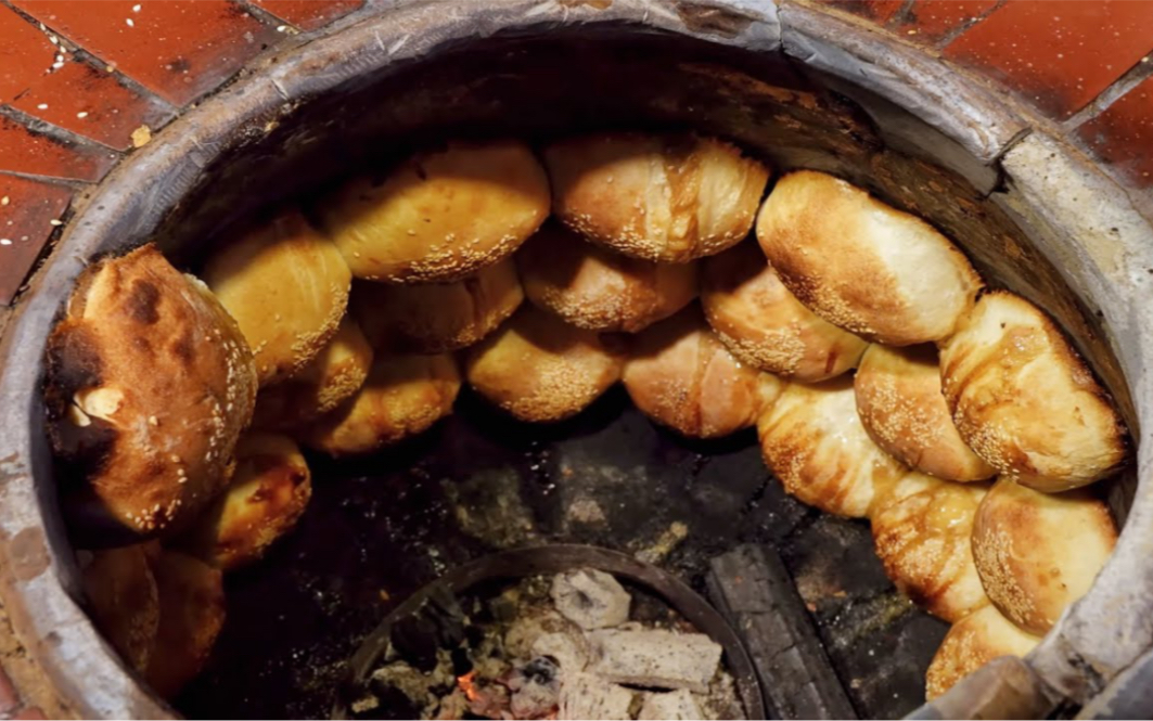 夜市里的美味胡椒饼,遵循古法贴炉炭烤,满满葱花更是画龙点睛哔哩哔哩bilibili