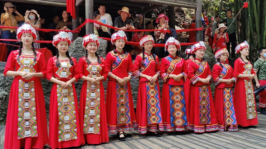 三峡人家的土家婚礼表演