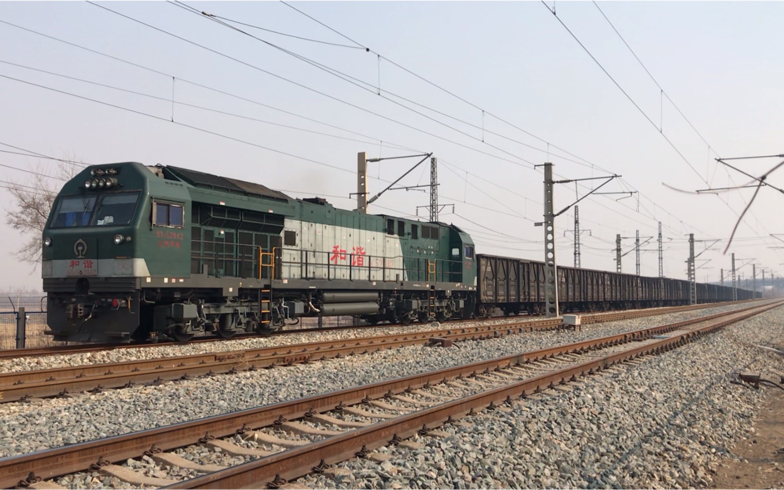 转弯桥西裕国进场线沈局梅段hxn52042双司机室2000系机车牵引摘挂列车