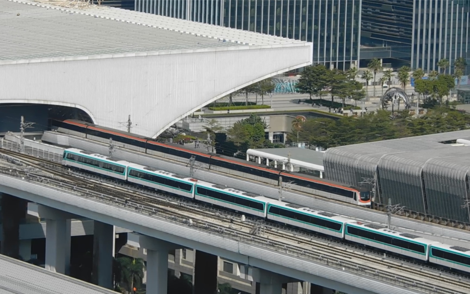 深圳地铁mtr港铁高楼俯瞰深圳北站4号线6号线同时进站