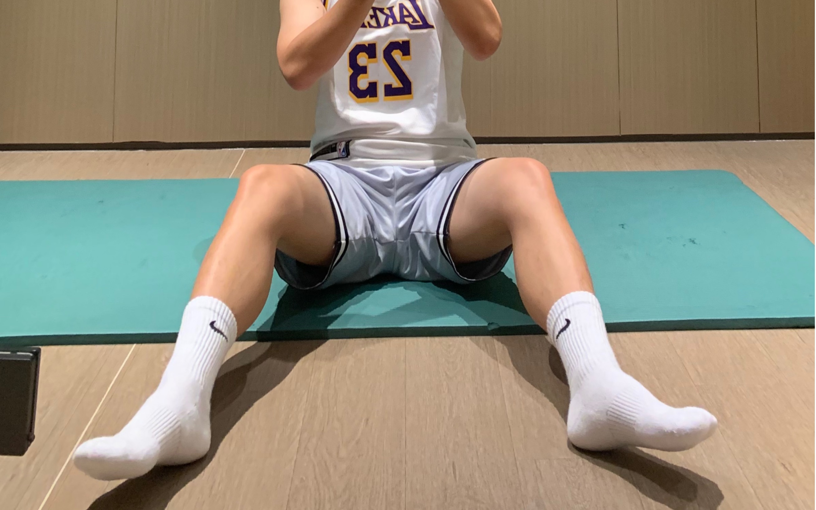 白袜男孩锻炼剪影