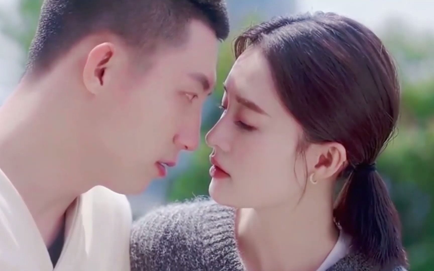 兵哥哥熊抱索吻小娇妻,欲拒还迎后直接亲上了,甜度爆表!