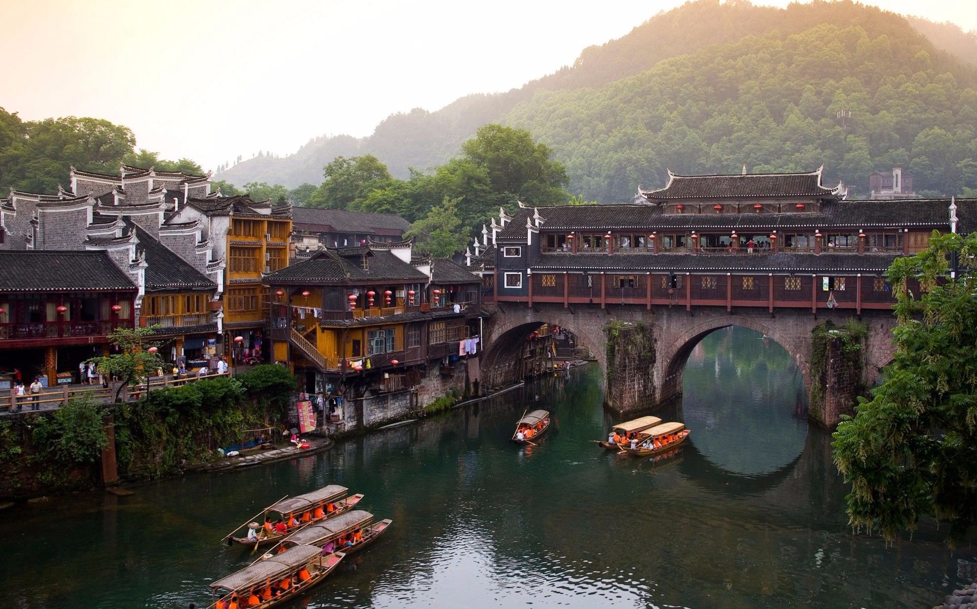 [湖南 凤凰古城]和朋友一起吃吃喝喝,走走看看还是不错的_哔哩哔哩_bi