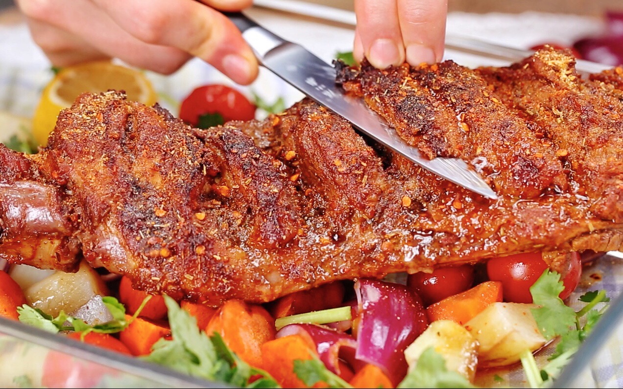 香辣又滋补的烤大羊腿,咬一口满嘴流油!_哔哩哔哩 (゜-゜)つロ 干杯~-