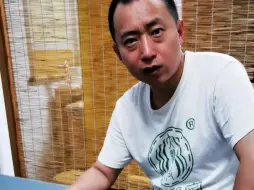 Tải video: 推拿手法绝招，两轻一重肘滚肘拨，大医宫陈炳乐