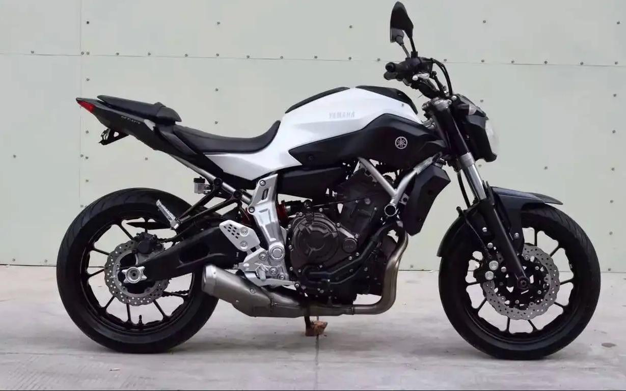 16年雅马哈mt07怒刷世博大道