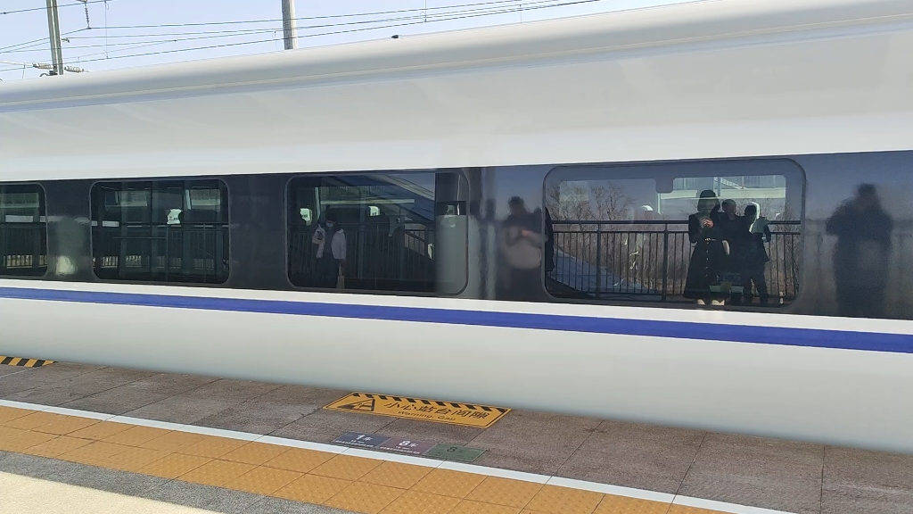 [cr]11月19日,g2640次列车(运城北-哈尔滨西)进太谷西站停车.