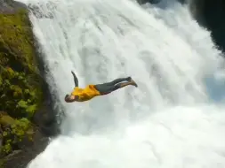 Descargar video: 极限运动悬崖跳水，体验生死一跃！