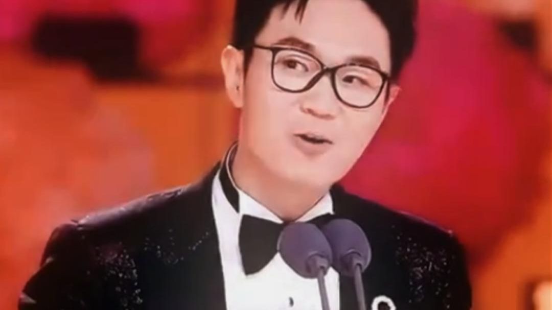 观众自发合唱《庙堂之外》，大鹏接这两句好感人！