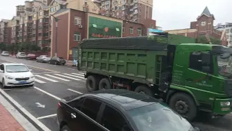 一辆福田欧曼前四后八自卸车通过平定南关广场