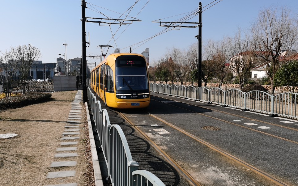 松江有轨电车t1线新桥火车站进站