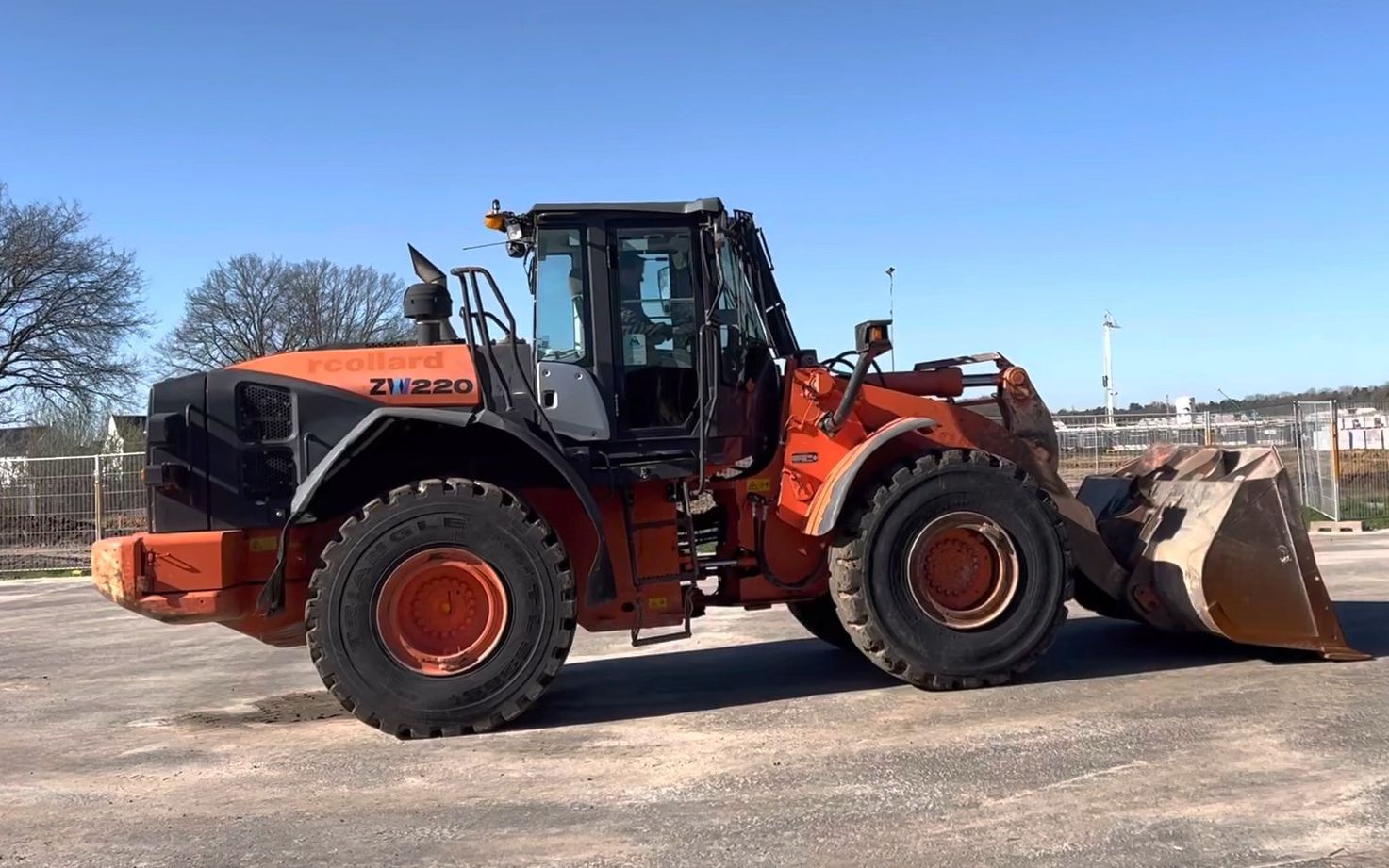 日立zw220-5b装载机操作展示