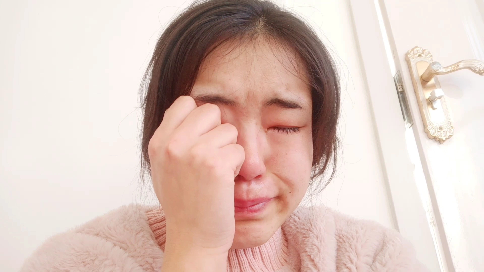 破防了我也不想哭00后女生在家做自媒体被家人泼冷水说做什么视频都没