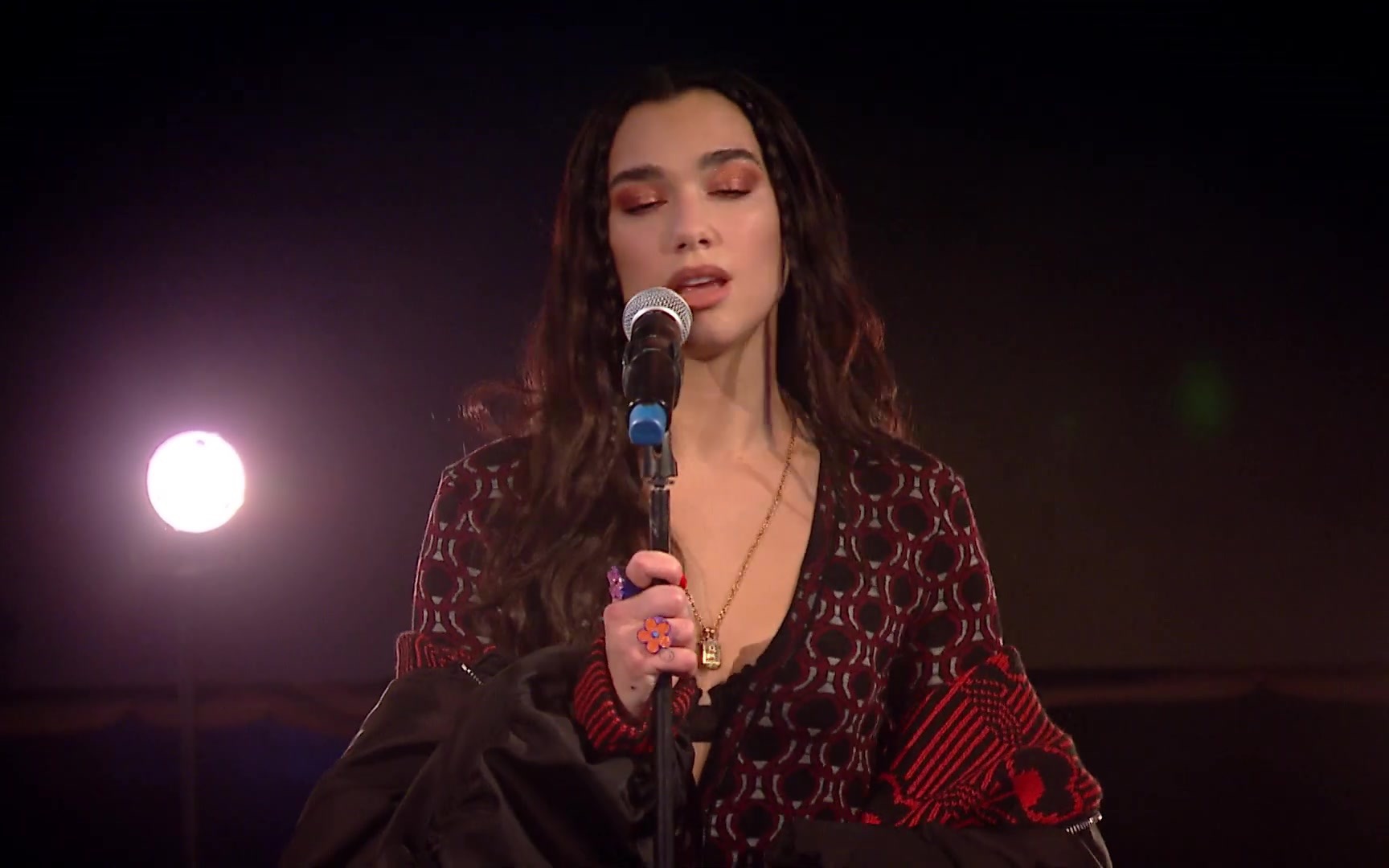 啪姐dua lipa最新现场不插电表演《were good》《hallucinate》以及