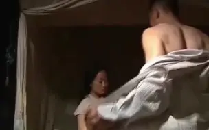 Download Video: 女子和同村男子在小树林私会，不料被村里小孩撞见，女子当即找到小孩家