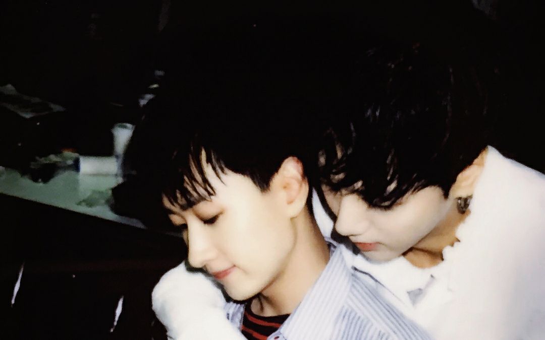 【艺声金钟云/银赫李赫宰】ins更新视频:昂啊 等的时候睡着的我弟弟