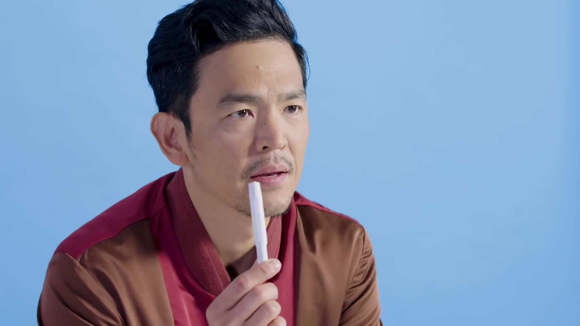 韩裔男星johncho周约翰的登机必须品是牙签|明星的件私物|gq