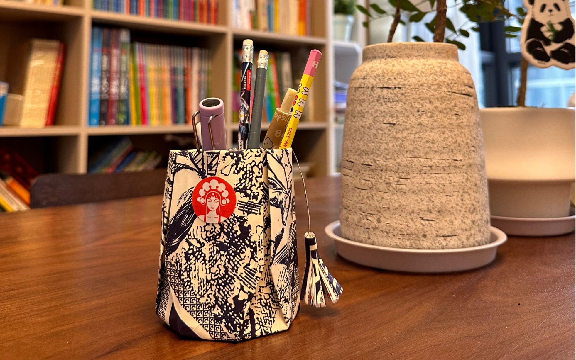 霸王茶姬纸袋折笔筒