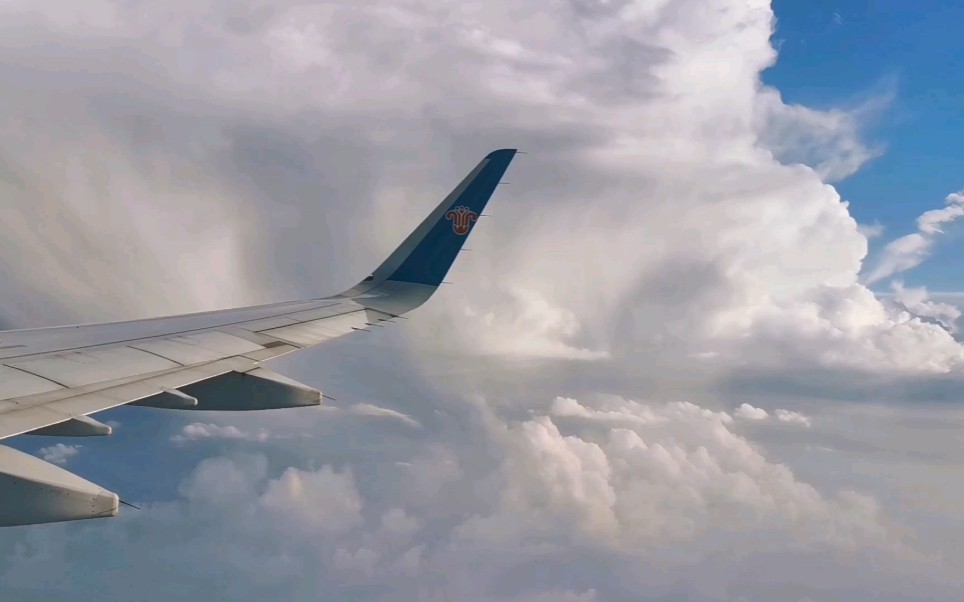 [图]完整版飞机旅程拍摄✈️：静静感受天空之旅—穿过仙境中的的层层云朵☁️～穿过滚滚乌云～来到夜幕下的繁华世界