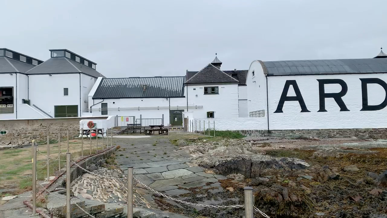 ardbeg海边的阿贝酒厂.