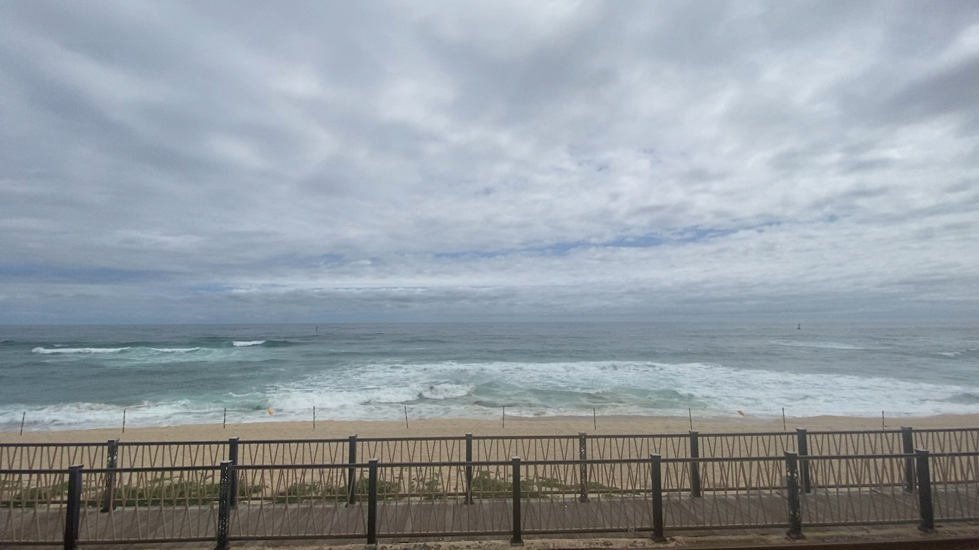 乌云分层,海边一色,水波涛汹涌