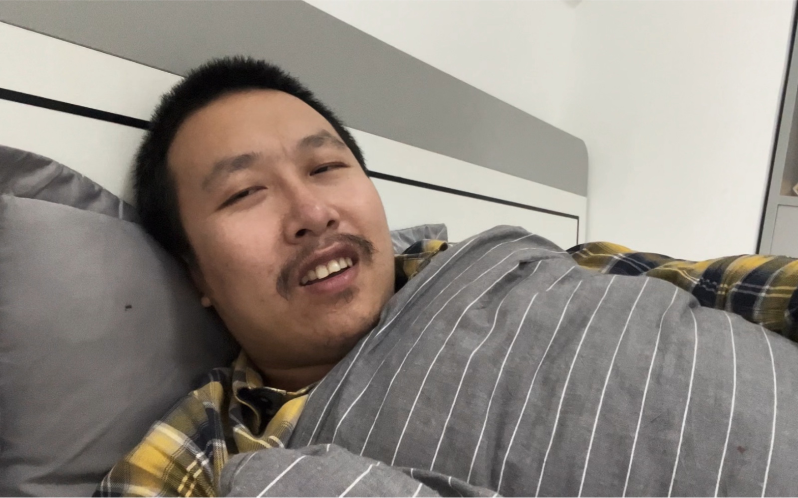 快过年了,三和大神找不到工作,只能回日租房躺平.
