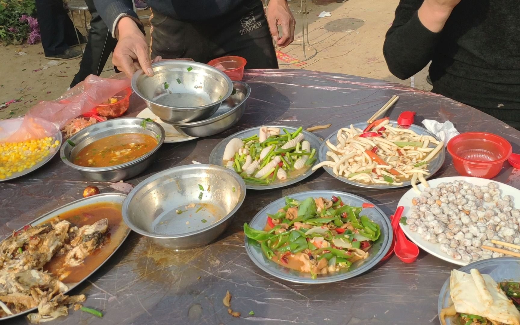 【乡村生活】在农村吃大席,别人还没吃好就急着折菜,这样的做法你怎么