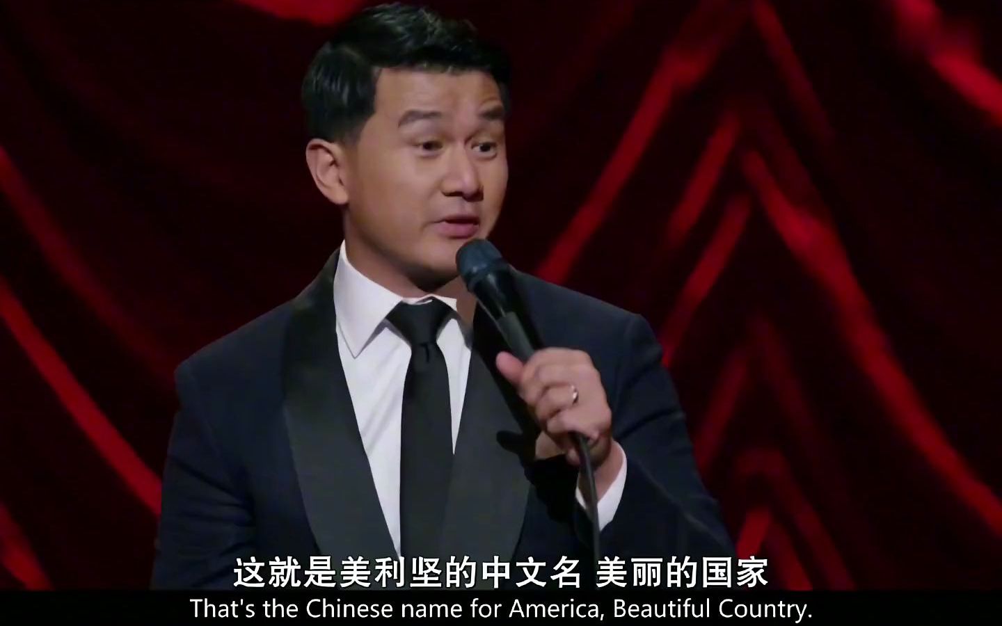 亚裔脱口秀演员吐槽美国太会阴阳怪气了