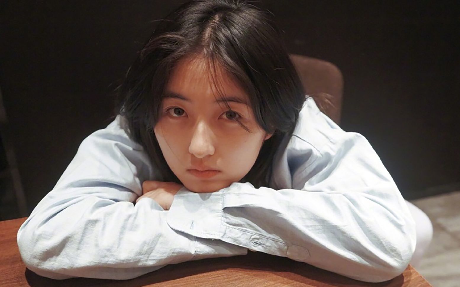 张子枫新生合影,素颜出镜,笑容甜美,满满的青春气息扑面而来