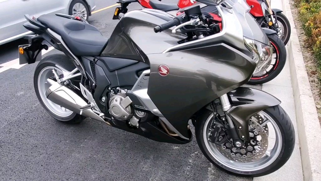 红标本田摩托车 公路拦截机