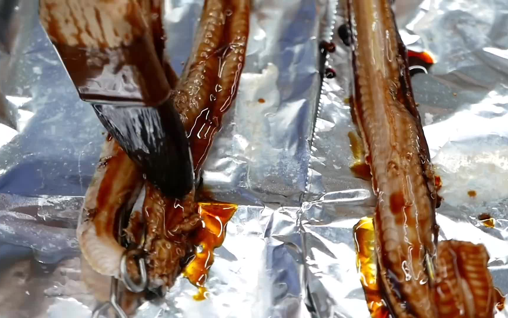 韩国街头美食 现抓的新鲜盲鳗烧烤_哔哩哔哩 (゜-゜)つロ 干杯~-bili