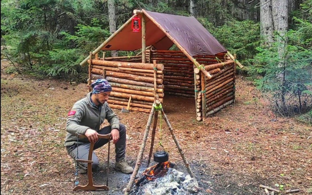 森林建造四方形庇護所小屋三腳烹飪架戶外露營夜晚露宿叢林戶外爆米花