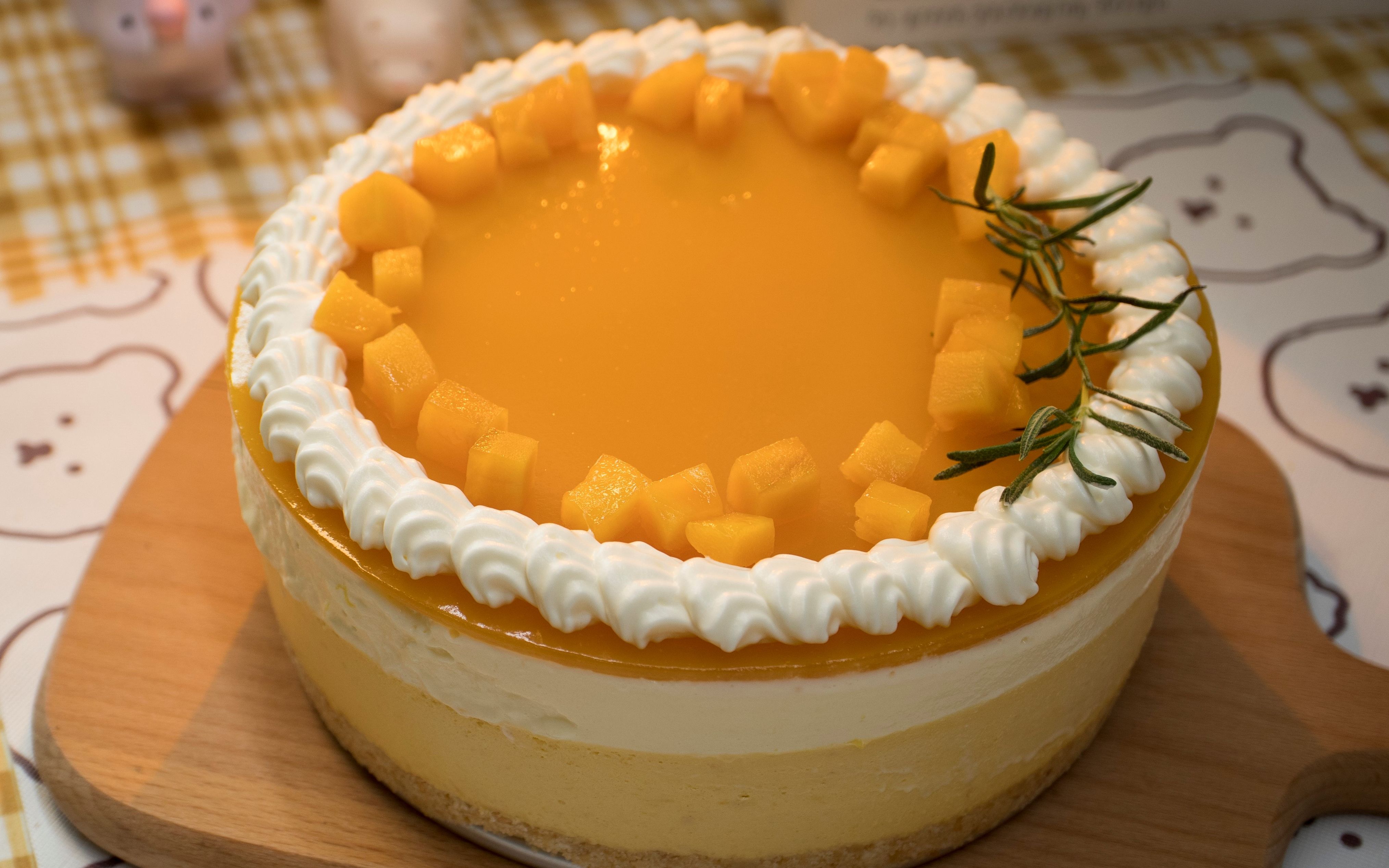 【自制美食】这么热的夏天,来一口冰爽的芒果慕斯蛋糕吧~!