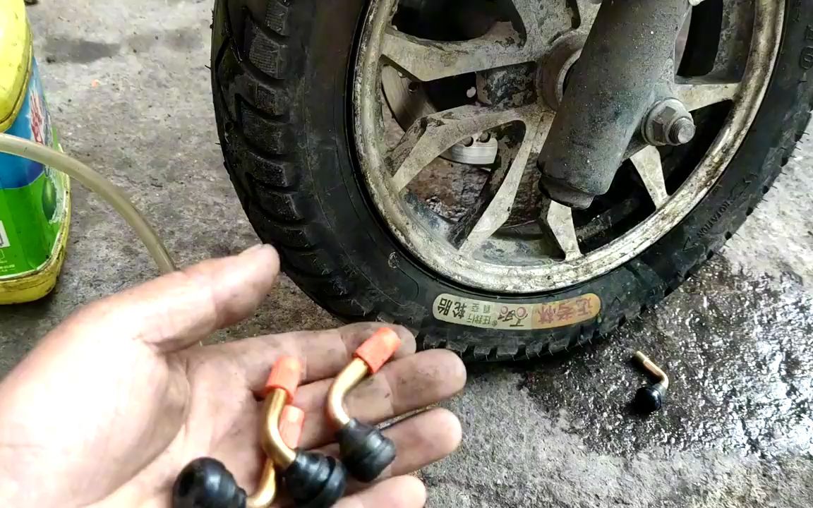 电动车真空嘴漏气,换了一个全新的真空嘴,怎么还在漏气呢?