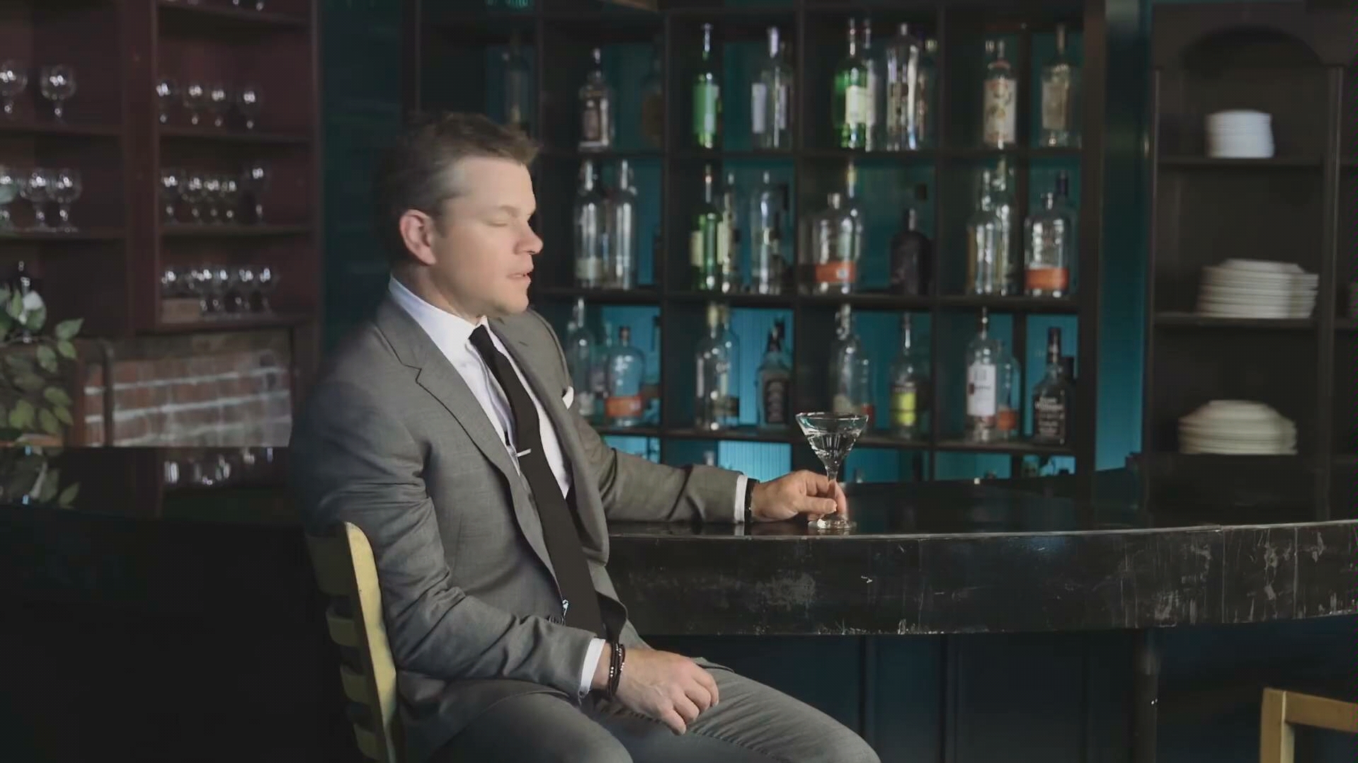 马特达蒙教你在电影里的酒吧打架